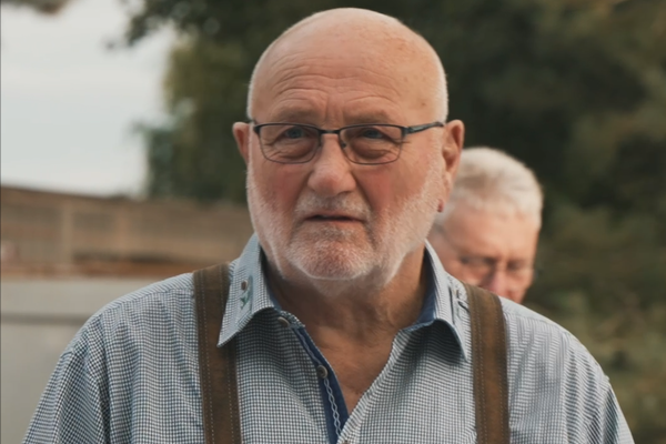 ein älterer Herr schaut nach vorne