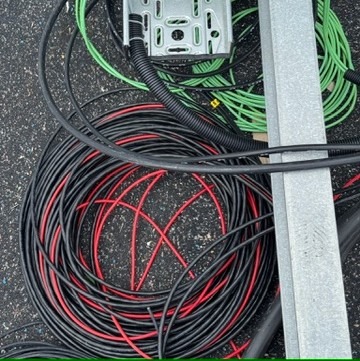 Kabel liegen auf dem Boden.